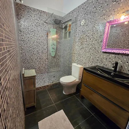 Gite, Jacuzzi Et Piscine Holiday home